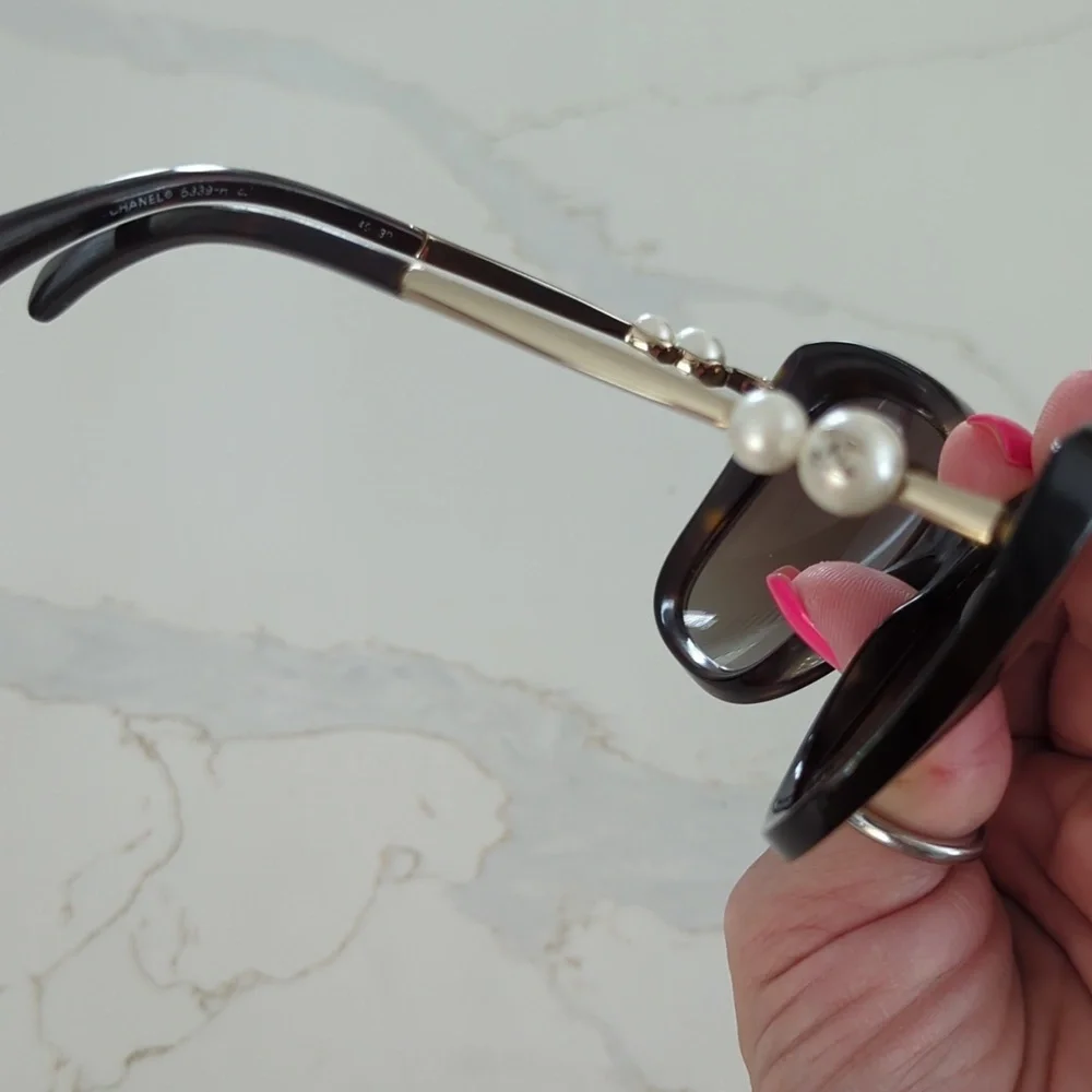 CHANEL Tortuse Pearl Polarized Sunglasses - Picture 7 of 13